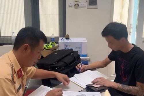 Xe khách “tạt đầu” trên cao tốc Nội Bài - Lào Cai, tài xế bị phạt 5 triệu đồng