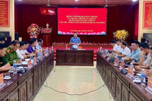 Đồng chí Trưởng Ban Tổ chức Tỉnh ủy Phạm Toàn Thắng làm việc với Đảng bộ xã Cảm Nhân