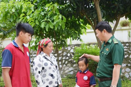 “Cầu nối” nghĩa tình nơi biên cương