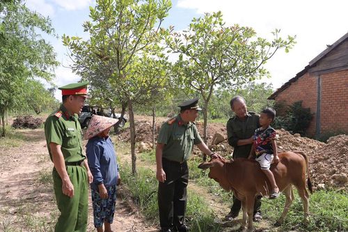 Công an Cư Jút thi đua 'Gần dân nhất'
