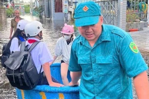 Phường La Gi huy động lực lượng hỗ trợ người dân vùng ngập