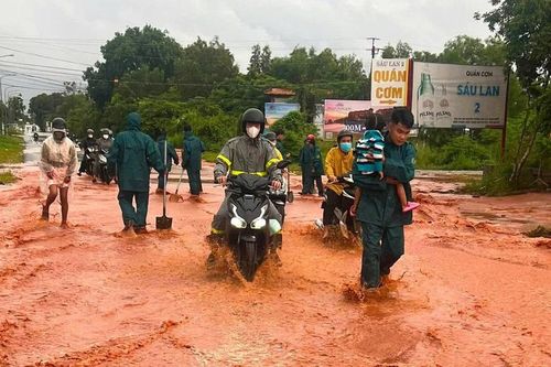 Kịp thời hỗ trợ người dân khi cát đỏ tràn xuống đường Nguyễn Thông