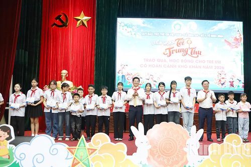 Quỹ Bảo trợ trẻ em Việt Nam trao quà và học bổng cho trẻ em có hoàn cảnh khó khăn tại xã Bình An