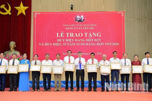 Đảng uỷ xã Yên Mô tổ chức Lễ trao tặng Huy hiệu Đảng đợt 2/9 và Huy hiệu 35 năm tuổi Đảng đợt 19/5