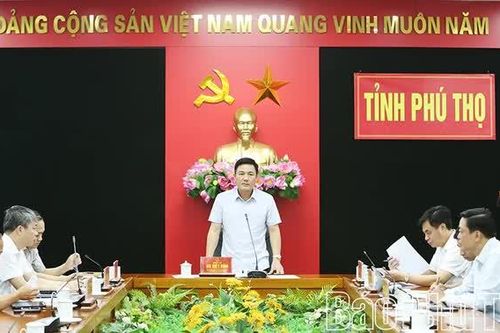 Phó Chủ tịch UBND tỉnh Vũ Việt Văn nghe báo cáo về các dự án khu đô thị, nhà ở tại phường Việt Trì, Xuân Hòa