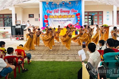 Ấm áp Trung thu cùng 'Lồng đèn thắp sáng ước mơ'