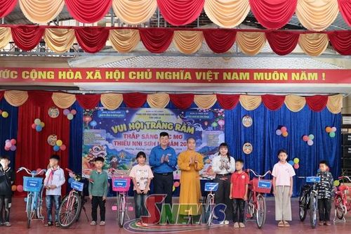 Chương trình Vui hội trăng rằm 'Thắp sáng ước mơ thiếu nhi Sơn La' tại Mường Khiêng