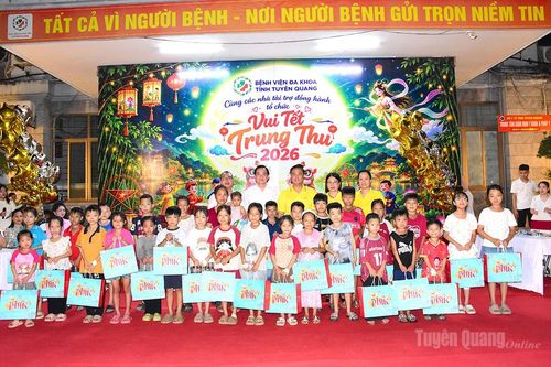 Trao gần 150 triệu đồng quà Trung thu cho bệnh nhi tại Bệnh viện Đa khoa tỉnh Tuyên Quang