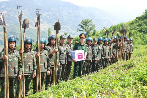Bộ CHQS tỉnh động viên lực lượng rà phá bom mìn tại bản Si Cai