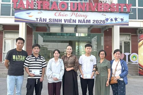 Trao học bổng cho 3 sinh viên có hoàn cảnh khó khăn của Trường Đại học Tân Trào