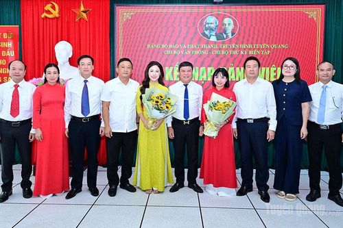 Đảng bộ Báo và phát thanh, truyền hình Tuyên Quang kết nạp hai đảng viên mới