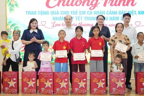 Lãnh đạo tỉnh tặng quà Trung thu tại xã Văn Lang