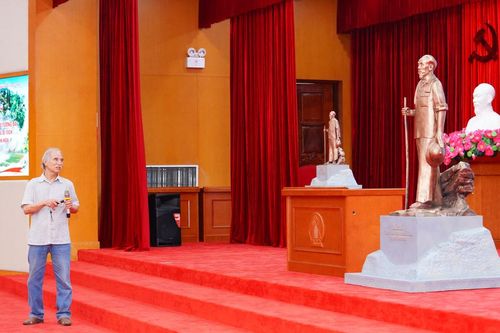 Hoàn thiện mẫu phác thảo Tượng đài Bác Hồ tại ATK Định Hóa