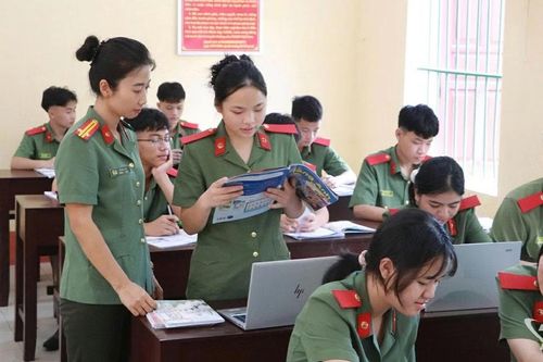 Tuyển chọn 2 công dân vào Công an nhân dân