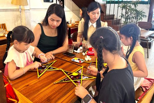 Tự tay vẽ mùa trăng tuổi thơ