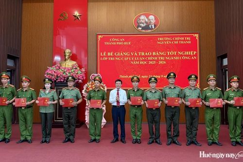 Trao bằng tốt nghiệp Trung cấp Lý luận Chính trị cho 49 cán bộ Công an thành phố
