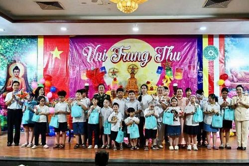 Hà Nội: Đêm hội 'Vui Trung thu' tại chùa Quán Sứ