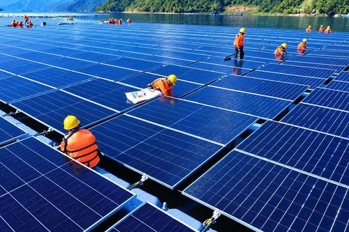 Cận cảnh đại công trường điện mặt trời nổi 550MW trên lòng hồ Bản Chát