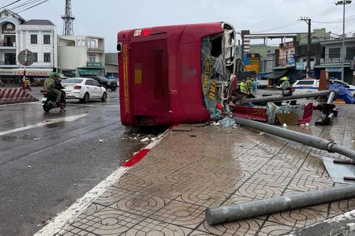 Lật xe khách giường nằm tại nút giao quốc lộ qua Gia Lai, 2 người tử vong