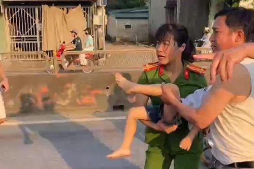 Cảnh sát cơ động kịp thời cứu sống bé trai 4 tuổi nguy kịch giữa đường