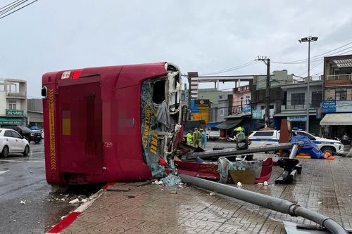 Vụ xe khách va chạm liên hoàn ở Gia Lai: Mẹ ôm chặt con gái chờ cứu
