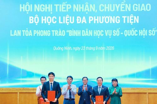 Bàn giao bộ học liệu đa phương tiện 'Bình dân học vụ số - Quốc hội số' cho Quảng Ninh