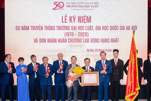 Trường Đại học Luật - Đại học Quốc gia Hà Nội đón nhận Huân chương Lao động hạng Nhất
