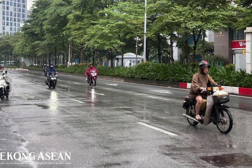 Hà Nội cảnh báo dông lốc, miền Trung và Nam Bộ mưa lớn