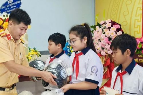 Công an Cà Mau mang nhiều niềm vui Trung thu đến trẻ em khó khăn