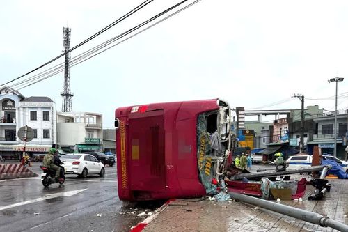 Lật xe khách giường nằm, 2 người tử vong, nhiều người bị thương