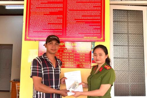 Nhặt được bọc tiền trên đường, mang đến nhờ Công an tìm người đánh rơi