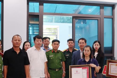 Truy tặng Bằng tri ân đối với Trung tá Trần Văn Tùng