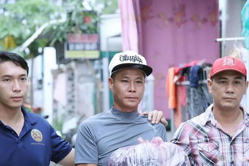 Bắt giữ đối tượng cho vay lãi nặng, thu giữ súng cùng nhiều hung khí
