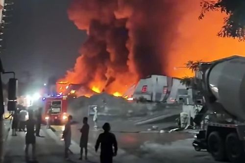 Cháy lớn nhà xưởng ở Hà Nội, cột khói đen bốc cao hàng chục mét