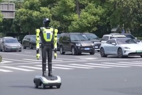 Trung Quốc: Robot cảnh sát giao thông trở lại đường phố
