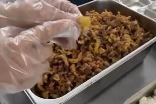 Kiểm tra đột xuất bếp ăn bán trú, cha mẹ học sinh phát hiện món thịt chỉ toàn tóp mỡ