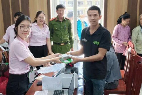 Phòng Giao dịch Ngân hàng CSXH Trùng Khánh giải ngân khoản vay đầu tiên cho người sau cai nghiện