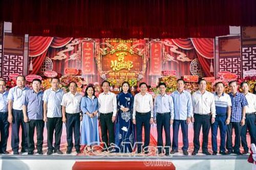 'Trăm năm gấm hoa' nghệ thuật sân khấu Việt Nam