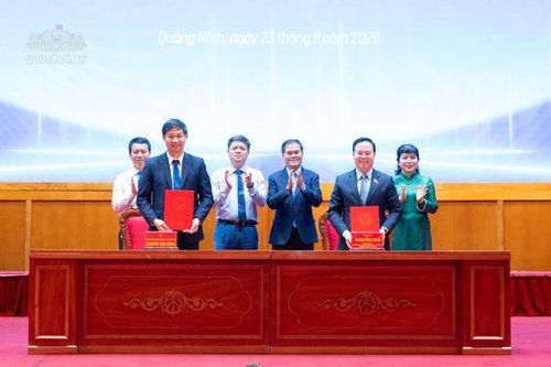 Chuyển giao 'Bộ học liệu đa phương tiện' cho thành phố Quảng Ninh