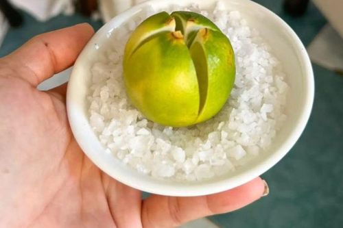 Tại sao nhiều người thích để một đĩa chanh muối ở đầu giường?