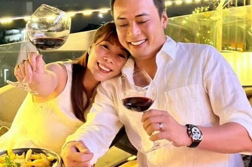 Nam thần phim giờ vàng VTV sống trong biệt thự 5 tầng, 3 mặt tiền giữa Hà Nội, vừa kỷ niệm 25 năm bên vợ