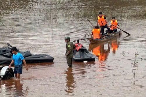 Mưa lớn cuốn trôi ô tô, lực lượng chức năng xuyên đêm tìm người nghi mất tích