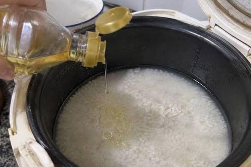 Vì sao người biết nấu cơm thường cho vài giọt dầu ăn vào nồi? Hóa ra chúng có công dụng ai cũng thích