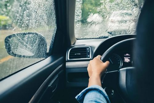 Mưa lớn kéo dài, đừng đỗ xe ô tô theo 5 cách này nếu không muốn tốn tiền sửa xe