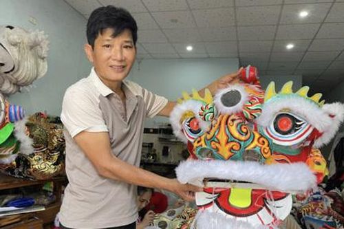 Người giữ nghề làm đầu lân thủ công ở phố cổ Hội An