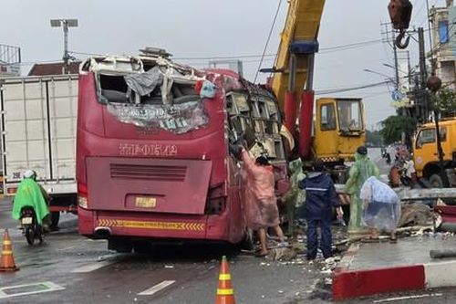 Xe khách lật sau va chạm với xe máy tại nút giao, 2 người tử vong