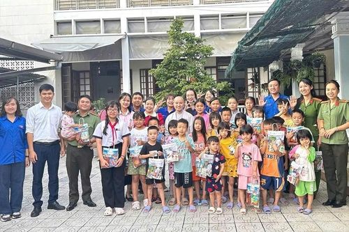 Từ những món quà Trung thu đến hành trình gieo mầm yêu thương