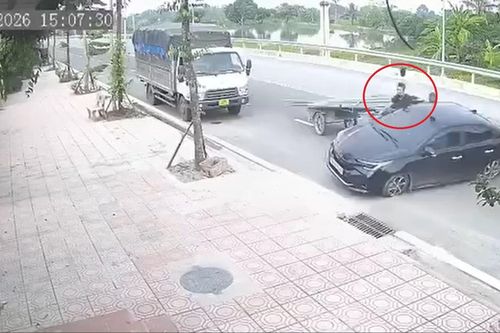 Khoảnh khắc ô tô sang đường bất cẩn, bị xe máy tự chế tông trúng ngang thân