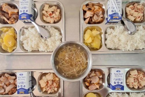 Vì sao Hà Nội đề xuất tăng mức trần tiền ăn bán trú từ 35.000 lên 50.000 đồng?