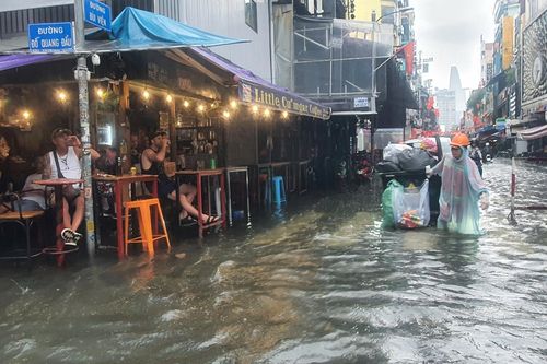 Nhiều tuyến đường trung tâm TP.HCM ngập sâu sau mưa lớn